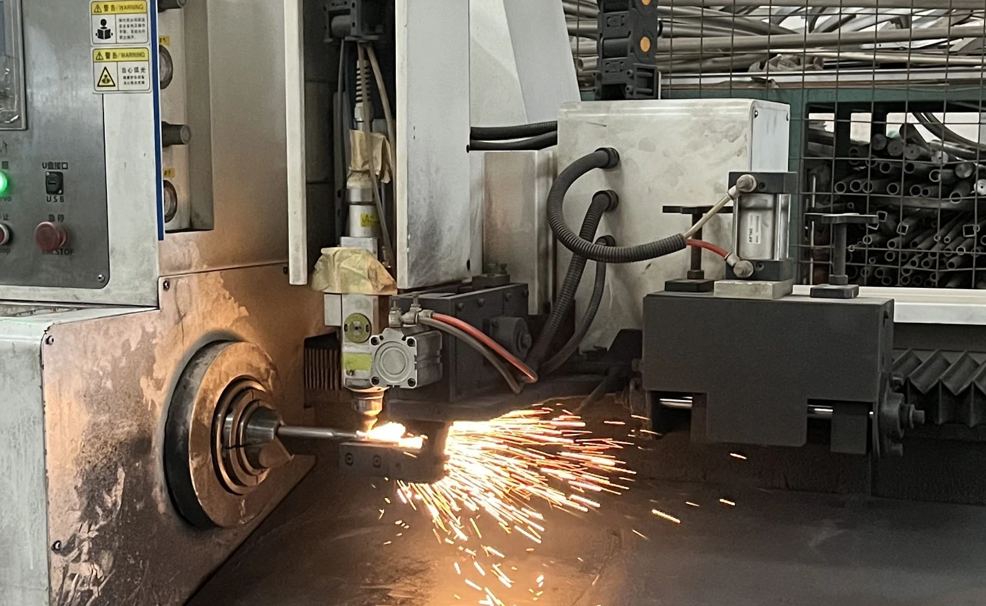 LX-K6S cutting machine cutting metal tube with sparks